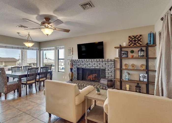 2 Mi To Havasu! Family W/ Poolside Oasis * Lake Havasu City