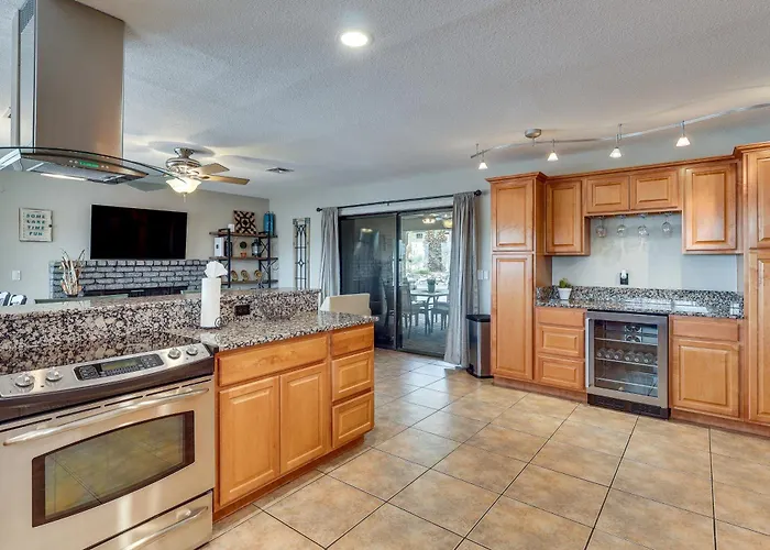 2 Mi To Havasu! Family W/ Poolside Oasis Ferienhaus