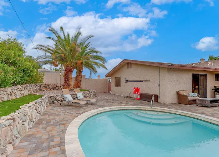 2 Mi To Havasu! Family W/ Poolside Oasis Ferienhaus *